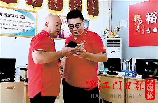 林超雄（左）积极向同事请教，学习新知识。