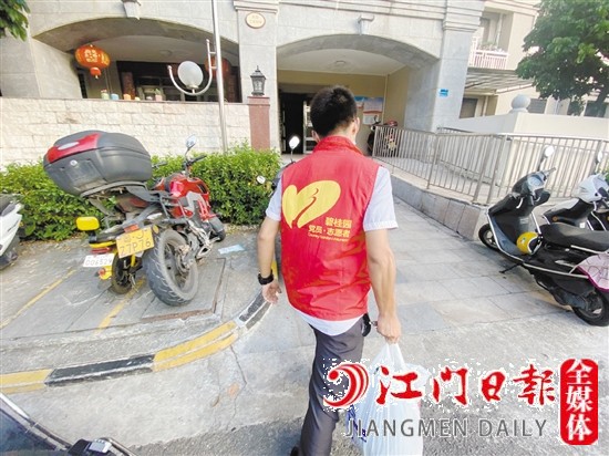 梁锦强为业主送货上门。