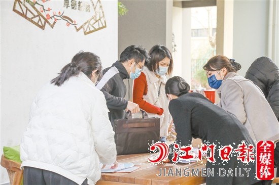 业主正在办理收楼手续。