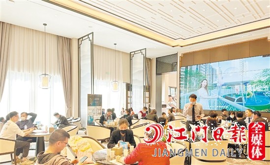 楼盘营销中心洽谈区座无虚席。 楼盘营销中心洽谈区座无虚席。