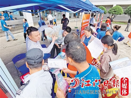 活动现场，房企工作人员为企业职工介绍项目信息。