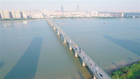 外海大桥将中山古镇和江门外海两个区域连为一体。