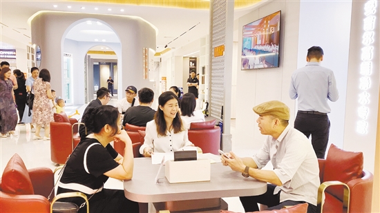 开业当天,不少市民在现场咨询。 开业当天,不少市民在现场咨询。
