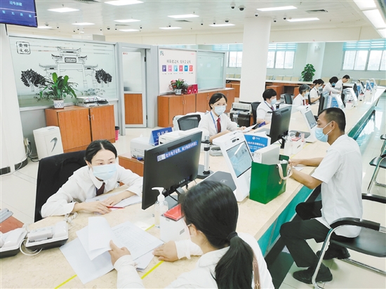 申请使用住宅专项维修资金的市民越来越多。 申请使用住宅专项维修资金的市民越来越多。