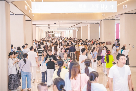 开业至今，江门利和广场购物中心人气旺。