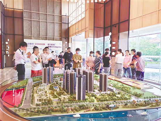 ◀销售小面积第四代住宅的楼盘吸引了许多市民的目光。 ◀销售小面积第四代住宅的楼盘吸引了许多市民的目光。