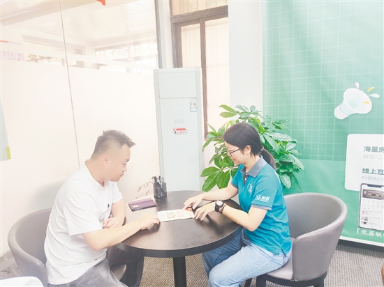 消费者在咨询二手住房。 消费者在咨询二手住房。