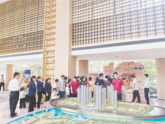 全运会期间,不少境外人士在回乡观赛之余前来购房。 全运会期间,不少境外人士在回乡观赛之余前来购房。