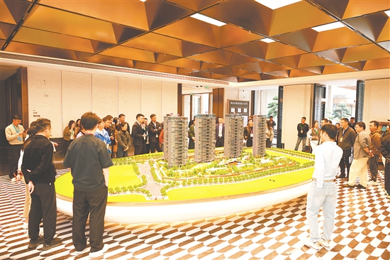 研学团探访江门品质住宅代表项目。 研学团探访江门品质住宅代表项目。