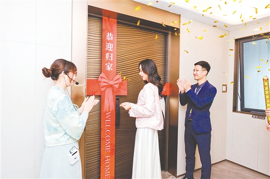 江门保利琅悦迎来交付，钥匙交到业主手中。