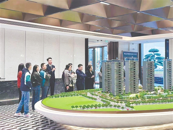元旦假期，我市多个楼盘人气旺。