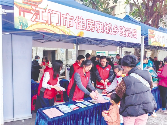 工作人员向群众普及住建领域法律知识。