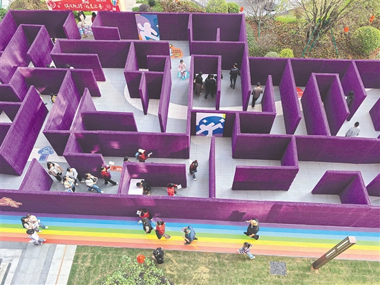 “网红迷宫”引人关注。