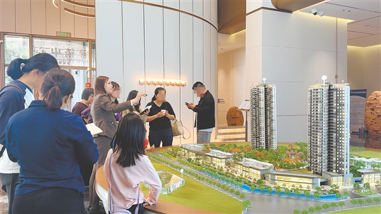 春节假期，江门多个楼盘售楼部呈现出热闹景象。