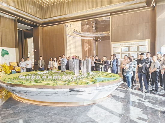 参与人员观摩楼盘。