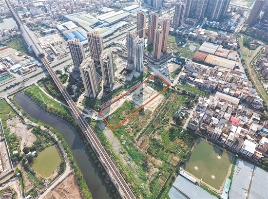 出让地块面积不大，但周边商业、教育、交通配套齐备。