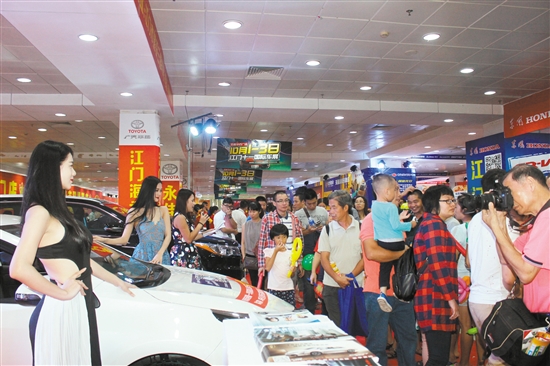 “十一”车展声势浩大,吸引了众多市民前来看车、买车。 “十一”车展声势浩大,吸引了众多市民前来看车、买车。