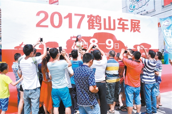 人体彩绘吸引大批市民围观。 人体彩绘吸引大批市民围观。