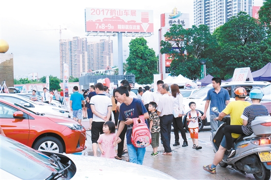 车展现场人气旺。 车展现场人气旺。