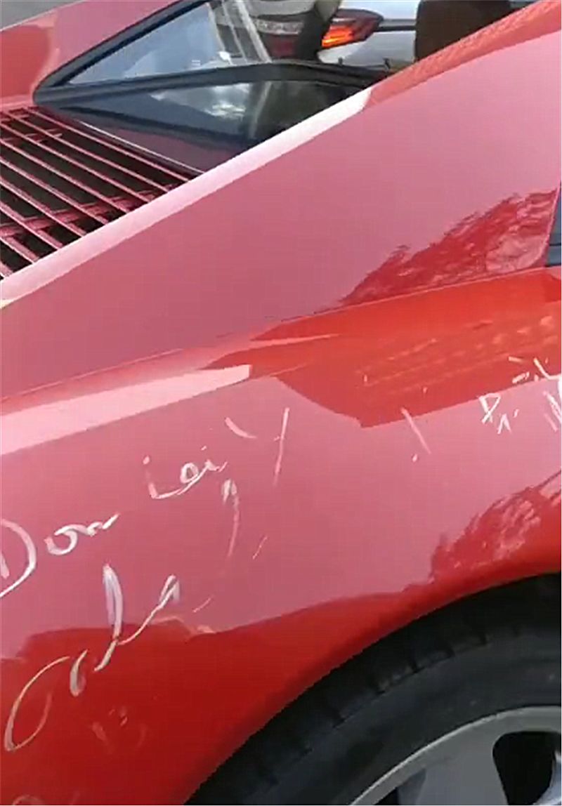 北京一辆拖车上现3亿法拉利，车牌白字黑底，车身上满是签名！