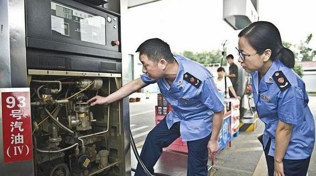 中国最新油价：92号突然“很良心”车主们：再也不骂中石化了