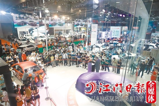往届“五一”车展吸引许多消费者前来看车、购车。