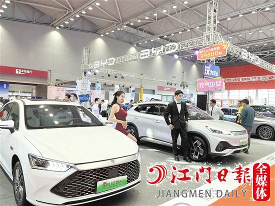 ←“五一”车展期间，各大主流新能源汽车品牌将亮相。图为往届“五一”车展现场。