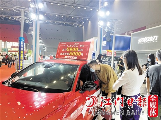 本届“五一”车展期间，许多汽车经销商将推出购车优惠。
