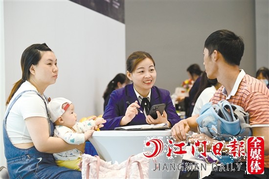 消费者现场向销售人员咨询购车相关情况。