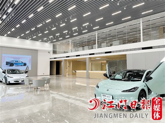 昊铂中心江门蓬江店展厅宽敞明亮。