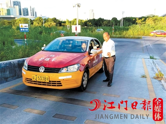 教练在教学生学车。