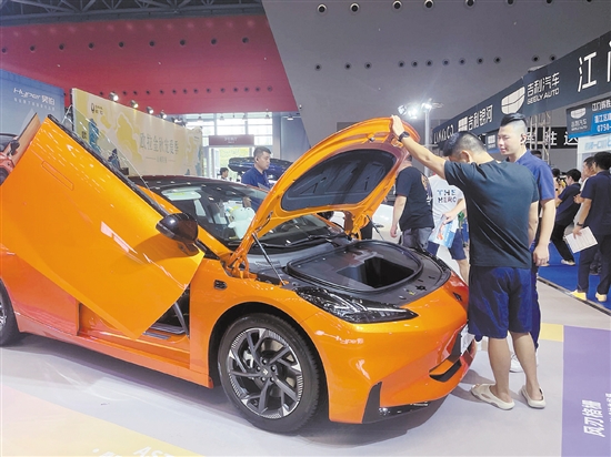 新能源汽车大多配备驾驶辅助功能，受到消费者青睐。