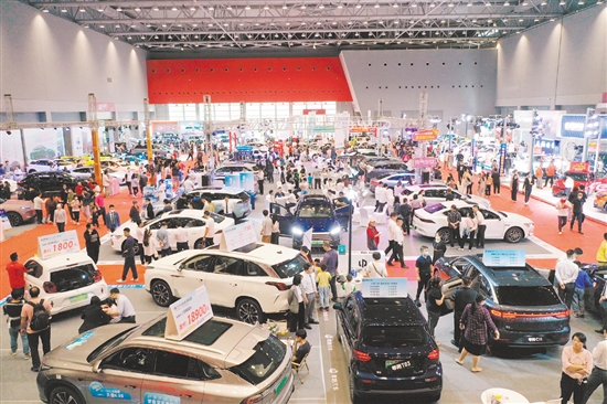 由江门日报社举办的车展影响力越来越大，对汽车消费市场回暖起到了推动作用。司徒俊杰