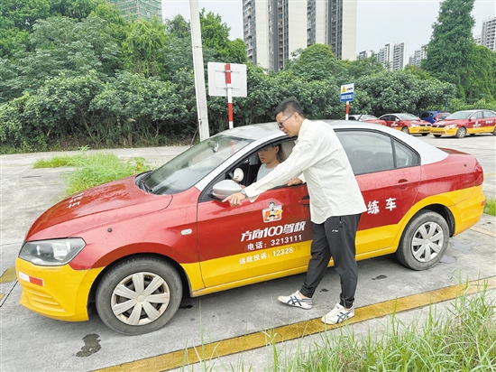 教练在教学生学车。