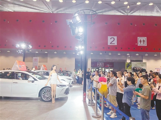 靓丽车模成为车展看点。