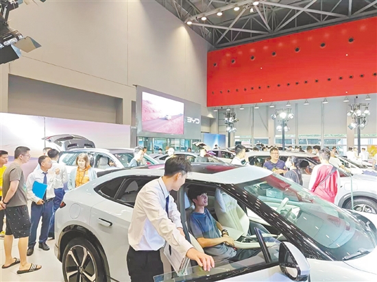 市民体验车展的新款车型。