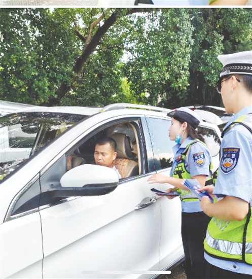 江门交警在农村开展针对性交通安全宣传活动。