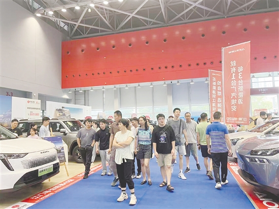 本报举办的大型车展历来吸引许多市民的目光。