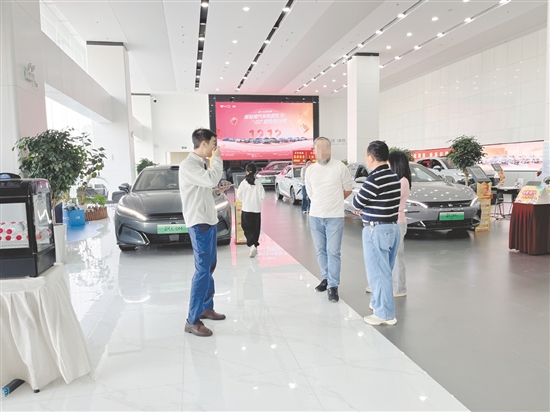 消费者讨论如何选购新能源汽车。 消费者讨论如何选购新能源汽车。