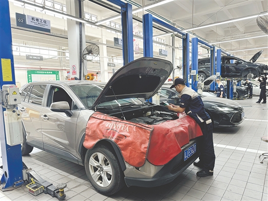 春节临近,许多车主都去4S店进行汽车保养。 春节临近,许多车主都去4S店进行汽车保养。